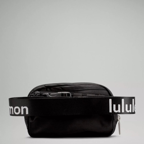 NWT Lululemon Everywhere Belt Bag Black/White Wordmark New - Picture 4 of 10